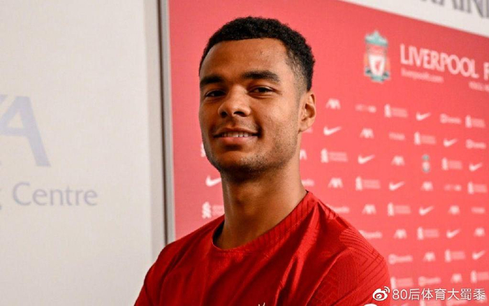 记者们挤在 记者们挤在